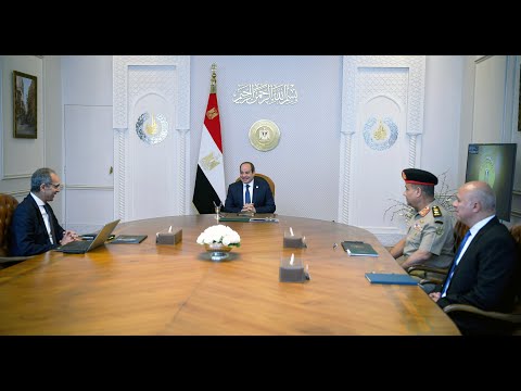 السيد الرئيس يجتمع بوزير الاتصالات وتكنولوجيا المعلومات ومدير الأكاديمية العسكرية المصرية lyteCache.php?origThumbUrl=https%3A%2F%2Fi.ytimg.com%2Fvi%2F11fYWBhBov0%2F0