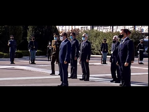 الرئيس عبد الفتاح السيسي يضع إكليلًا من الزهور على نصب الجندي المجهول وسط أثينا lyteCache.php?origThumbUrl=https%3A%2F%2Fi.ytimg.com%2Fvi%2F4KBQfNBKrrg%2F0