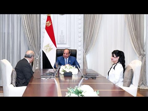 الرئيس عبد الفتاح السيسي يجتمع مع وزير الطيران المدني ورئيسة شركة مصر للطيران للخدمات الجوية lyteCache.php?origThumbUrl=https%3A%2F%2Fi.ytimg.com%2Fvi%2Fg1TKjZN0l00%2F0