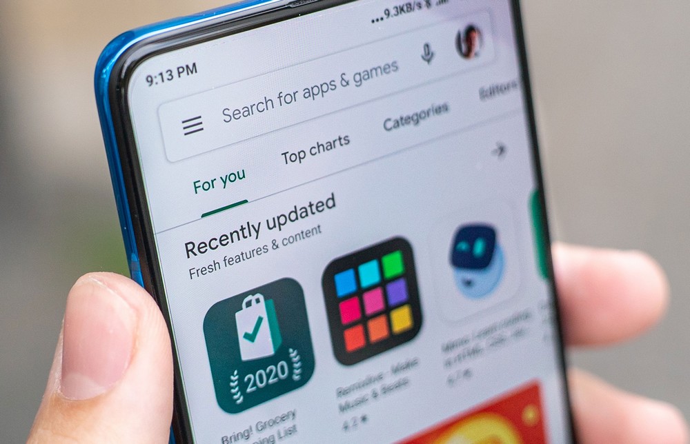 نظام Android 12 سيسهل تثبيت التطبيقات من متاجر الطرف الثالث وسيسزيد صعوبة تجنب المطورين لرسومها البالغة 30% Google Play Store