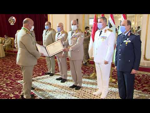 الفريق أول محمد زكى يكرم قادة القوات المسلحة المحالين للتقاعد ويكرم صاحبة "واقعة القطار" hqdefau 132