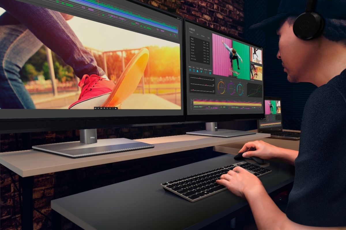 Dell تُعلن عن شاشة جديدة للحواسيب بدقة 4K تستخدم تكنولوجيا MiniLED وتُكلف 5000$ Dell UP3221Q Dual Monitor Setup 1