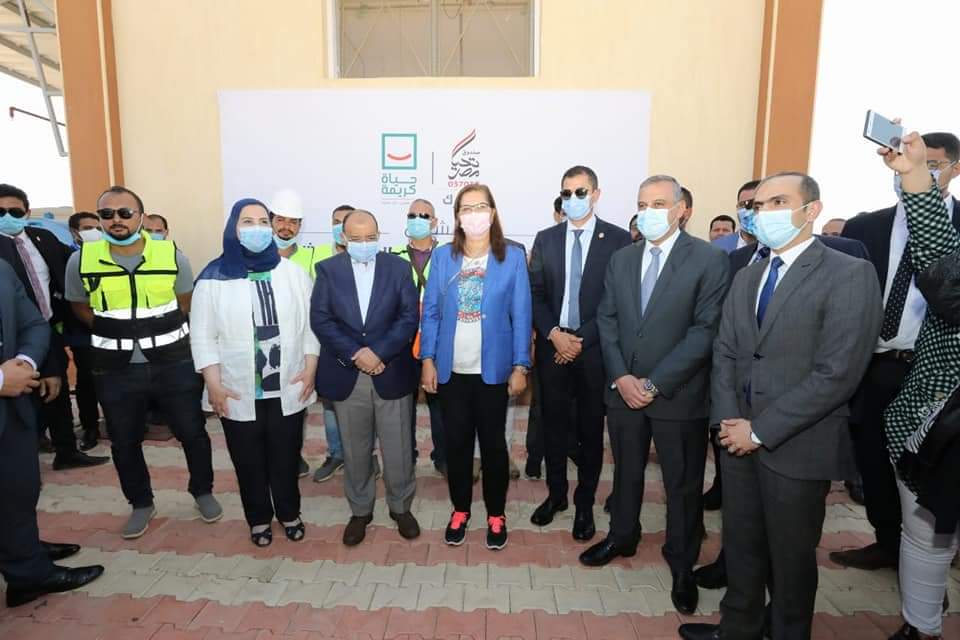 افتتحت الدكتورة هالة السعيد وزيرة التخطيط والتنمية الاقتصادية، محطة الهجارسة للمعالجة الثلاثية لمياه Ek7Q3NXXIAAaU8v