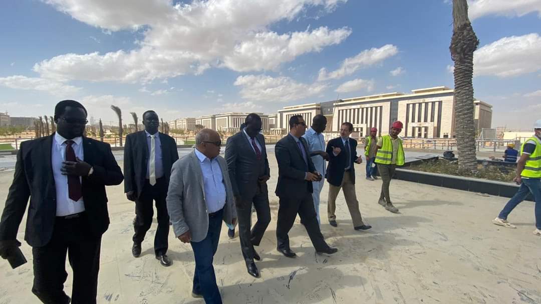 وزير الموارد المائية والرى بجمهورية جنوب السودان يتفقد مشروعات العاصمة الإدارية الجديدة، حيث أعرب عن Ek7cVyKXEAAuDWH