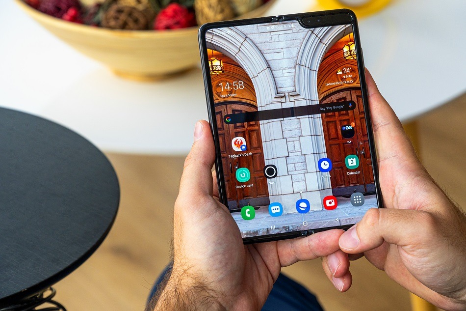 ميزات Galaxy Z Fold 2 تشق طريقها إلى Galaxy Fold مع التحديث الجديد Galaxy Fold