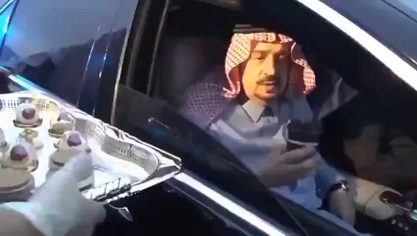 الأمير فيصل بن بندر بن عبد العزيز آل سعود يرفض احتساء قهوة قدمت له بعد أن علم أنها تركية المنشأ P16Y04iWGzFepld3