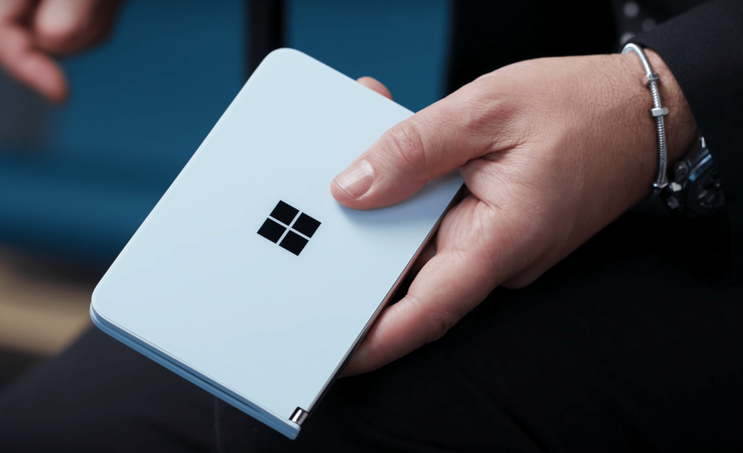 الملاك الأوائل للهاتف Surface Duo يشتكون من تصدع البلاستيك المحيط بمنفذ الشحن Surface Duo Design