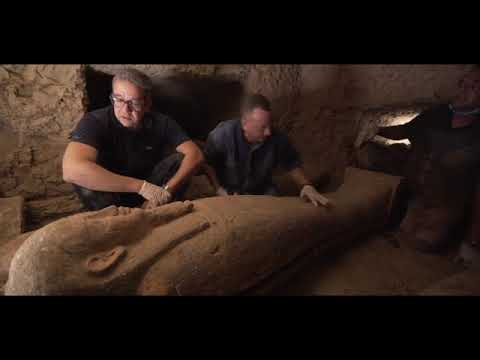 الكشف عن 59 تابوتا خشبيا مغلقا بحالتهم الأولي داخل آبار للدفن بمنطقة آثار سقارة hqdefaul 21