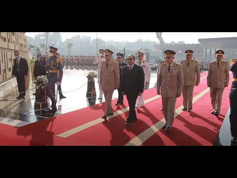 الرئيس عبد الفتاح السيسي يضع إكليل من الزهور على النصب التذكاري لشهداء القوات المسلحة hqdefaul 32