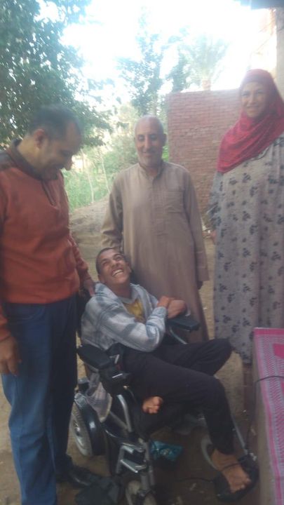 وزيرة التضامن الاجتماعي توجه بتقديم الدعم اللازم وتوفير كرسي متحرك لشاب من ذوي الاحتياجات الخاصة من البدرشين 13954