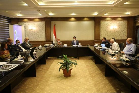 صبحي ومصطفي واللجنة المنظمة لليد يبحثون أخر المستجدات الخاصة ببطولة العالم لليد بحث الدكتور أشرف صبحي 20105