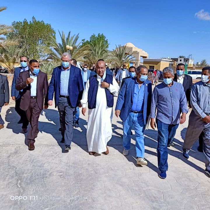 وزير الزراعة ومحافظ مطروح يجتمعان مع عمد وعواقل سيوة ويبحثا آفاق التنمية في مطروح قام السيد القصير وزير 23048