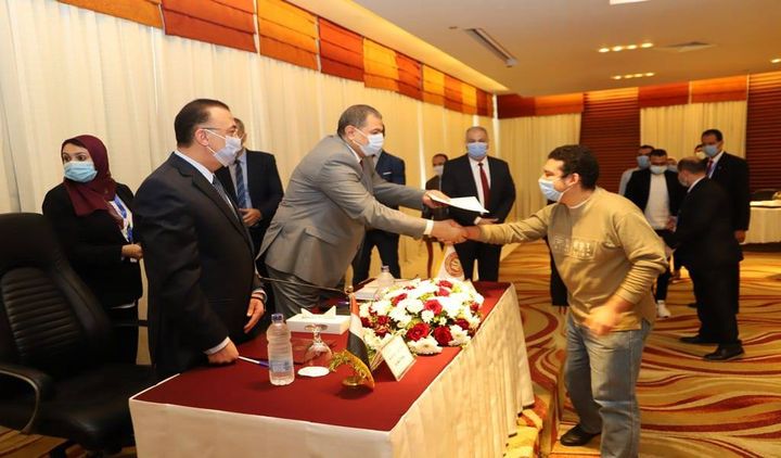 في إطار جولته بالإسكندرية وزير القوى العاملة يسلم 88 عقد عمل لذوي القدرات الخاصة واصل وزير القوي العاملة 38318