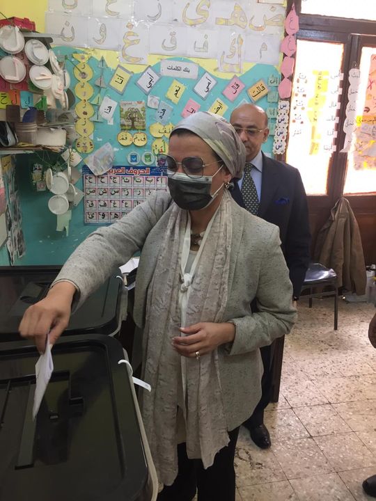 وزيرة البيئة تدلى بصوتها فى انتخابات النواب 2020 بمصر الجديدة 38481