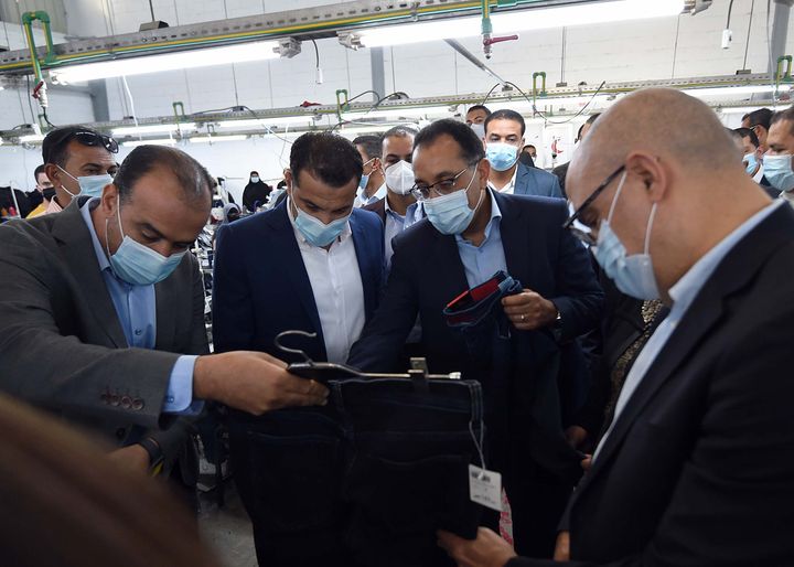رئيس الوزراء يتفقد مصنع إيدج للملابس الجاهزة ببورسعيد 39007