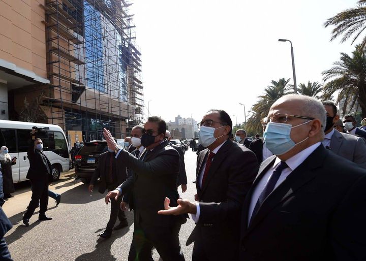 الدكتور مصطفى مدبولي رئيس الوزراء يتفقد أعمال تأهيل مباني المعهد القومي للأورام برفقة الدكتور خالد 39195