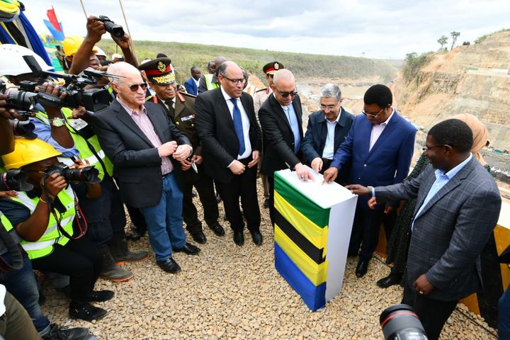 على رأس وفد مصرى كبير: وزيرا الكهرباء والإسكان يشاركان فى الاحتفال بتحويل مجرى نهر روفيجى لاستكمال تنفيذ 52135