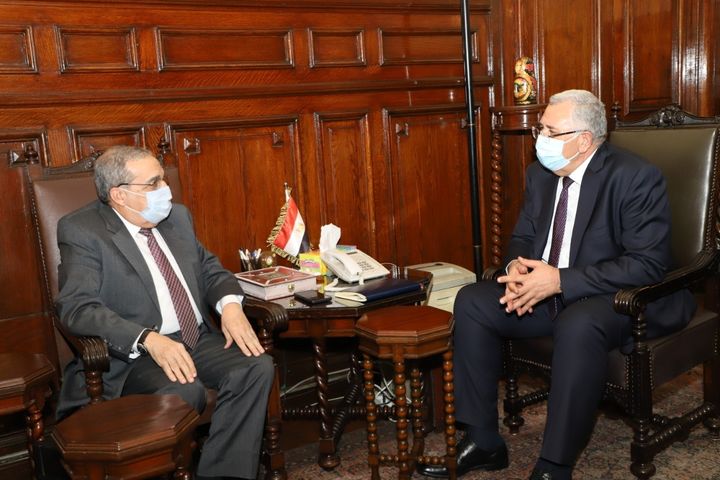 وزيرا الزراعة والإنتاج الحربي يبحثان الإسراع بتطوير مراكز تجميع الألبان تنفيذاً لتكليفات الرئيس السيسي 59969