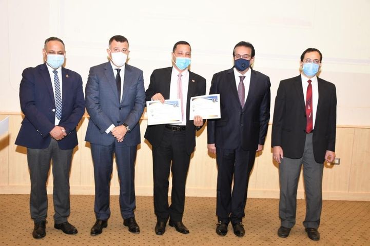 خلال مشاركته فى اجتماع لجنة قطاع الدراسات الهندسية وزير التعليم العالي يكرم الحاصلين على أفضل رسائل ماجستير 78099