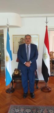 سفير مصر لدى الأرجنتين يشارك في مراسم عزاء لاعب كرة القدم دييجو مارادونا - شارك السفير أمين مليكة، 84952 1
