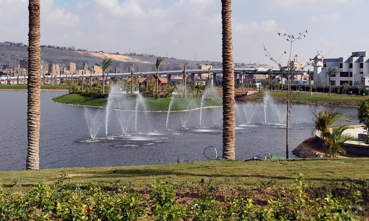 رئيس الوزراء يُتابع من الموقع أعمال تطوير سُور مجرى العيون وبُحيرة عين الصيرة 91960