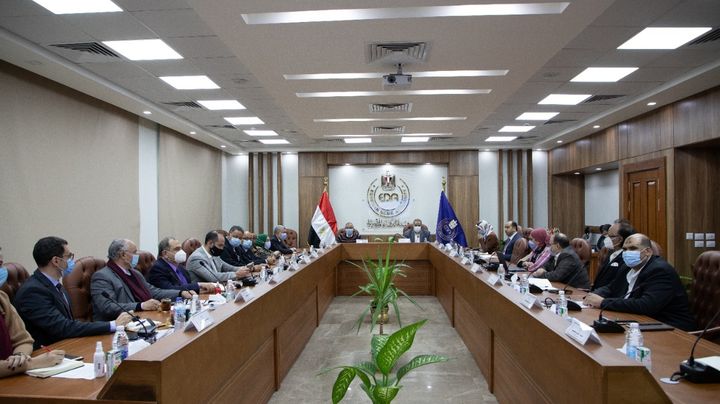 بحث آليات دعم وتطوير سوق الدواء مع ممثلي الصناعة في إطار توجه الدولة نحو دعم صناعة الدواء 16939