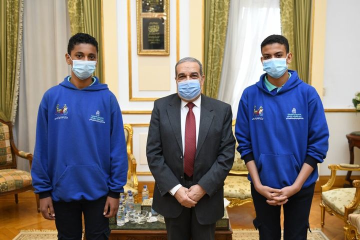 وزير الدولة للإنتاج الحربى يحرص على لقاء المبتكر الصغير 51593