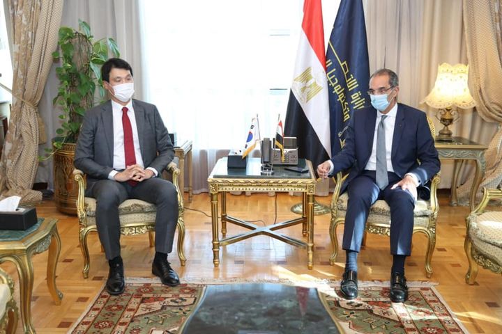 وزير الاتصالات وتكنولوجيا المعلومات يبحث مع سفير كوريا الجنوبية التعاون فى مجالات الذكاء الاصطناعى وبناء القدرات وصناعة الالكترونيات 89634