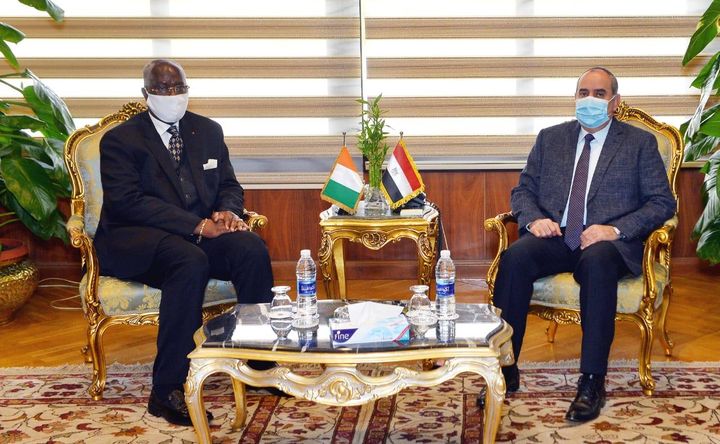 وزير الطيران المدني يستقبل سفير دولة كوت ديفوار القاهرة ٨ ديسمبر ٢٠٢٠ فى ضوء توجيهات القيادة السياسية 96344 1