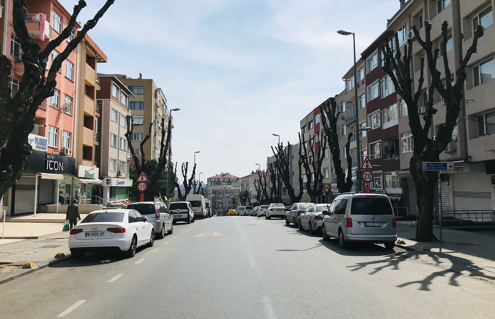 تركيا تضطر لتطبيق حظر تجوال على مستوى البلاد وسط تفشي لفيروس كورونا Empty street during the coronavirus pandemic in Istanbul