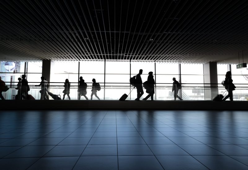 وزيرة الهجرة تناشد النوادي المصرية بدبي وعجمان لمساعدة المصريين العالقين بالإمارات airport people walking stockpack pixabay scaled e1609061143143