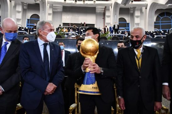 وصل الان كأس العالم لكرة اليد إلى ستاد القاهرة استعدادا لتسليمه الى الفريق الفائز من مباراة الدنمارك و السويد 90146