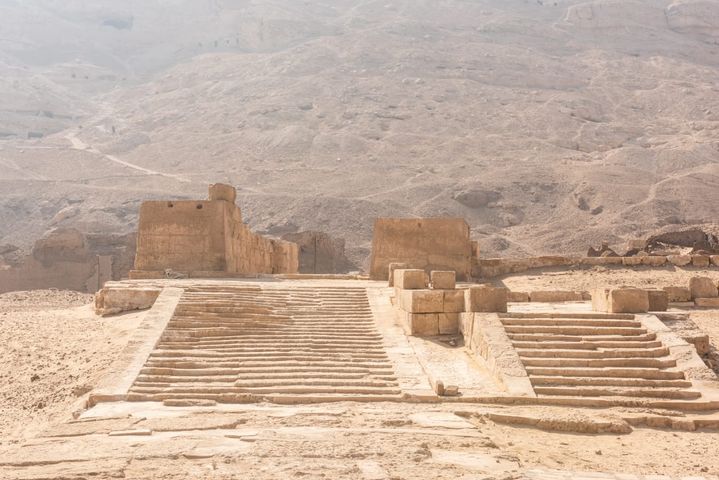 -وزير السياحة والآثار يفتتح مشروعي ترميم وتطوير معبد أتريبس ومقابر الحواويش بمحافظة سوهاج - دخول منطقتي 35064
