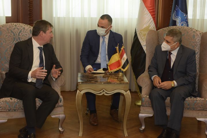 الفريق أسامة ربيع يلتقي السفير البلجيكي لبحث سبل التعاون المشترك استقبل الفريق أسامة ربيع، رئيس هيئة قناة 46768
