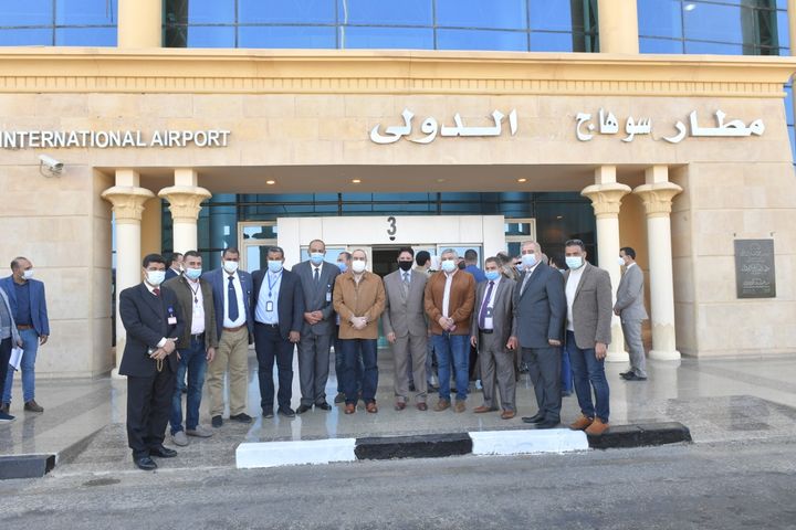 وزير الطيران المدني يسلم مطار سوهاج الدولي شهادة الاعتماد الصحى للسفر الامن الممنوحة من مجلس المطارات 53880