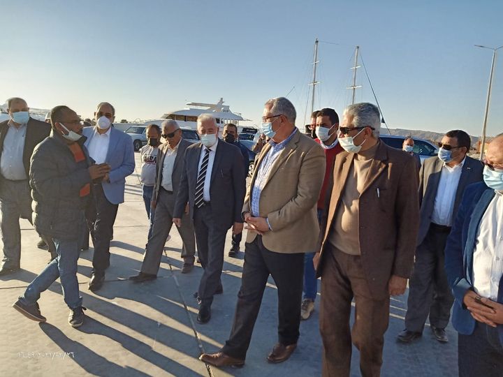 القصير وفودة يتفقدان ميناء الصيد بمدينة الطور ومصنع الثلج ويستمعا إلى مطالب الصيادين في ختام اليوم الثاني 59177