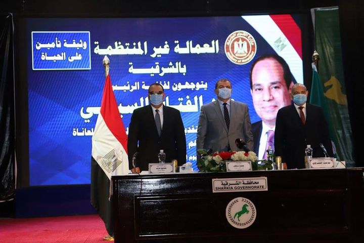 فى إطار مبادرة حياة كريمة وزير القوى العاملة ومحافظ الشرقية يسلمان 9697 وثيقة بوليصة تأمين تكافلى ضد الحوادث 61703