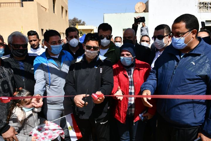 وزير الشباب والرياضة يفتتح الملعب القانوني بمركز شباب منديشة بالواحات البحرية ويتفقد معرضاً للمنتجات 68903