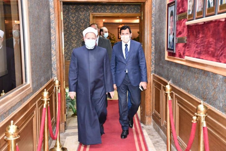 وزير الشباب ومفتي الجمهورية في لقاء مفتوح مع الشباب حول التأسلم السياسي عقدت وزارة الشباب والرياضة أولى 73946