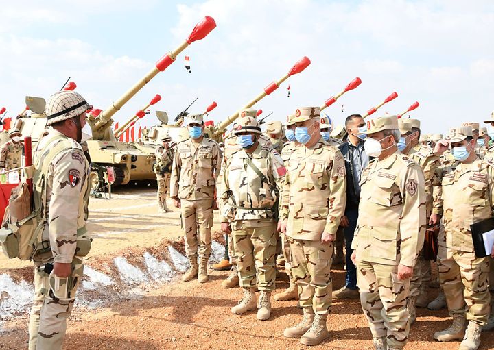 الفريق / محمد فريد رئيس أركان حرب القوات المسلحة يشهد تنفيذ المرحلة الرئيسية للمشروع الإستراتيجى التعبوى / 77151