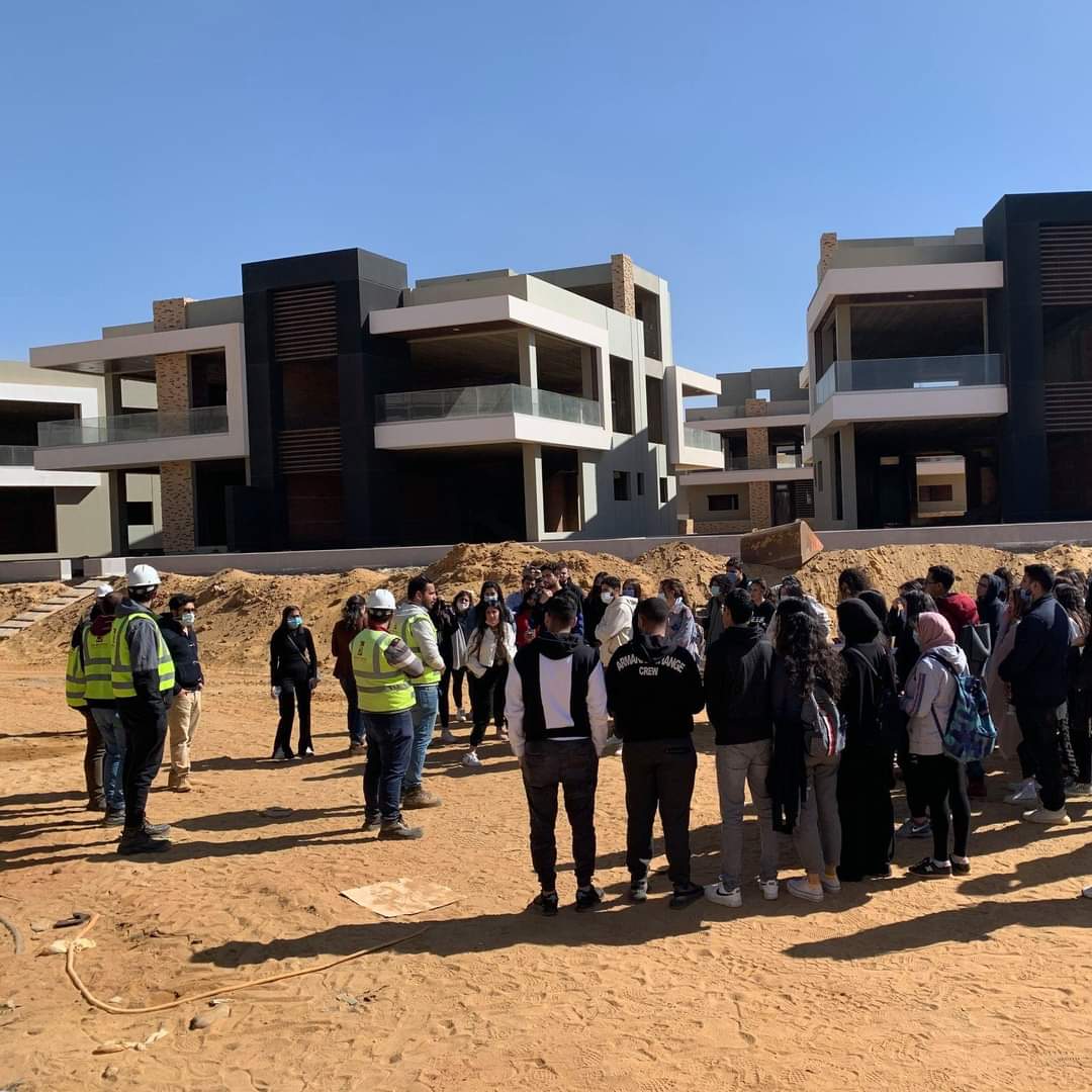 طلاب كلية الهندسة بجامعة TKH-Coventry بالعاصمة الإدارية الجديدة، يقومون بجولة ميدانية في موقع مشروع Midtown Villas Eu51TZFWgAEXiJT