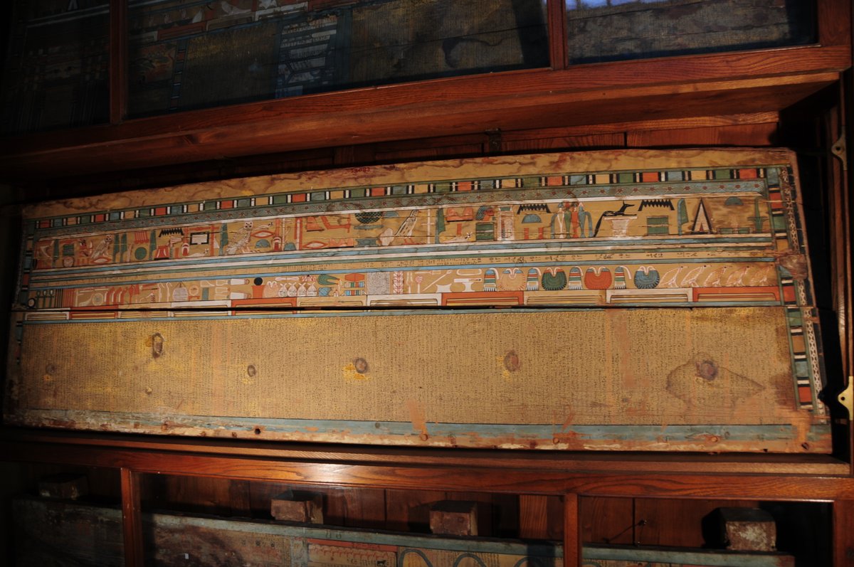 المتحف المصري قطع أثرية فريدة الجزء الخارجى لتابوت شخص يدعى سبي الثالث مستطيلى الشكل وملون تم العثور عليه Eu7LZ2aXAAM1GUi