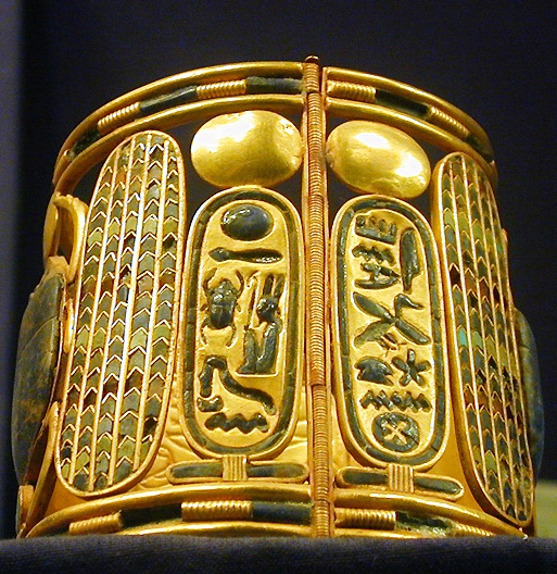 المتحف المصري قطع أثرية فريدة سوار الملك بسوسنيس الأول مصنوع من الذهب ومطعم بالعقيق واللازورد والفلسبار EvE7VemXAAEST1s
