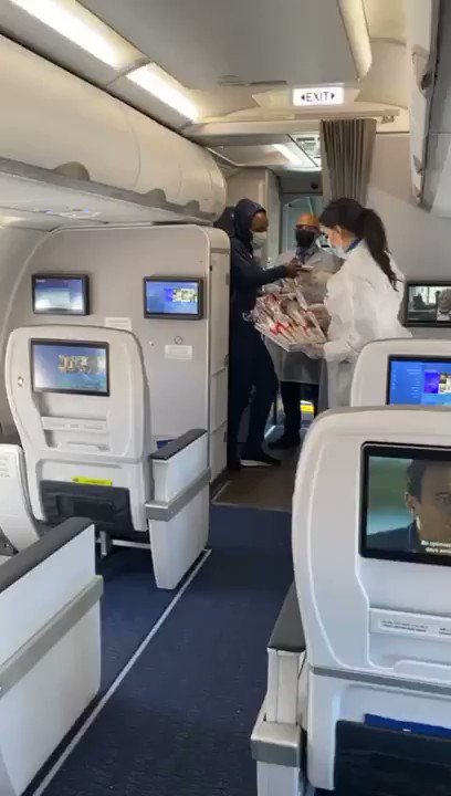 شركة مصر للطيران، تستقبل أعضاء بعثة النادي الأهلي على الطائرة الخاصة التي تنقلهم إلى القاهرة RYyYZufVU8ypKB65