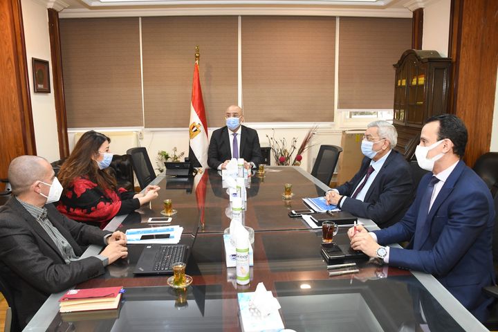 وزير الإسكان يتابع الموقف التنفيذى لمشروع التنمية الحضرية المتكاملة: حيِّنا بمحافظتى قنا ودمياط عقد 14774