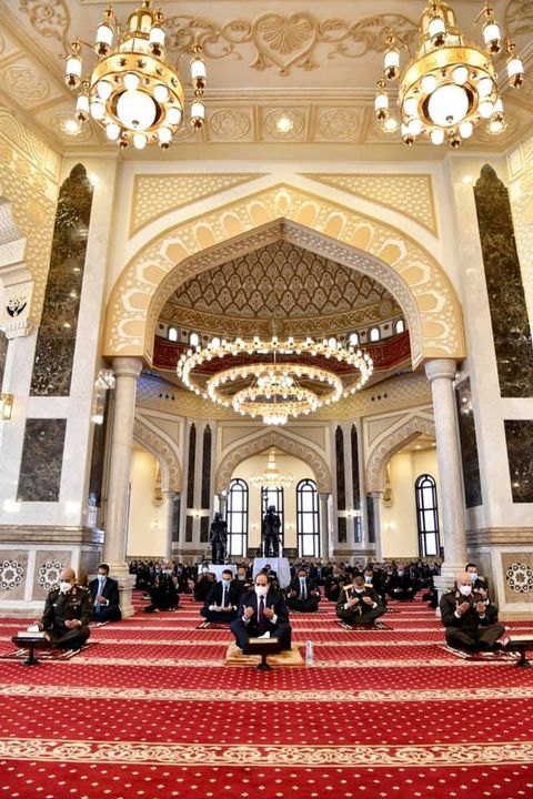 الرئيس عبدالفتاح السيسي وقادة القوات المسلحة يؤدون صلاة الجمعة بمسجد المشير بمناسبة إحتفالات مصر بذكرى يوم 15806