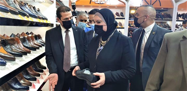 بمشاركة 74 شركة مصرية في قطاعات الاحذية والمنتجات الجلدية ومستلزمات الانتاج وزيرة التجارة والصناعة تفتتح 17385