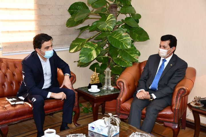 وزير الشباب والرياضة يلتقي مدير التنمية المستدامة بشركة إيني الإيطالية التقي الدكتور أشرف صبحي وزير الشباب 23034