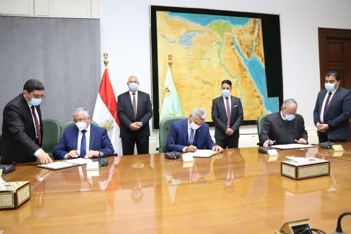 وزير الزراعة يشهد توقيع بروتوكول تعاون بين البحوث الزراعية و تنمية الصعيد وشركة السكر للنهوض بزراعات القصب 23841