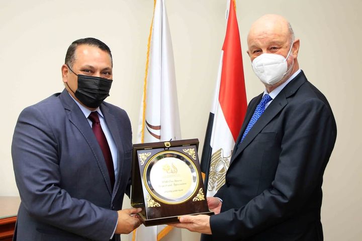 اللواء عمرو عبد الوهاب رئيس شركة تنمية الريف المصرى الجديد يستقبل سفير دولة أسبانيا لدى القاهرة 25712